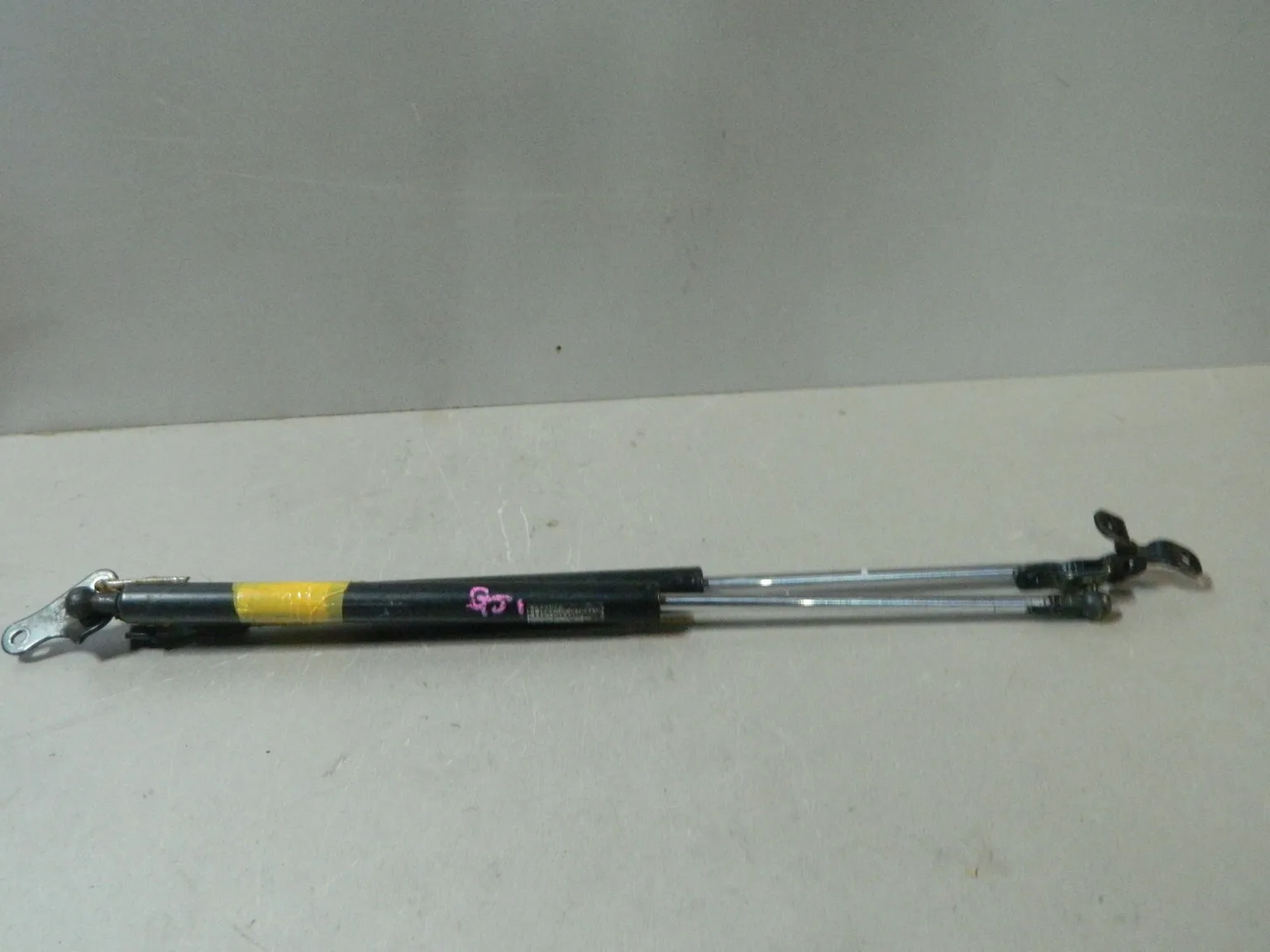 Амортизатор багажника HONDA  AIRWAVE GJ1 (Контрактный) 81528997