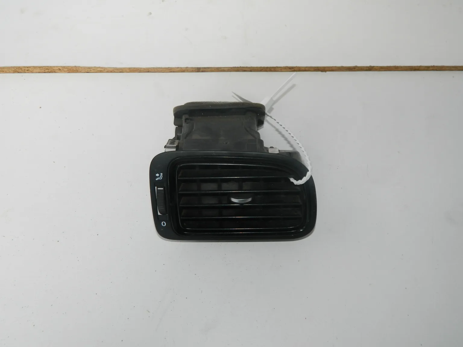 Дефлектор воздушный Volkswagen Polo MK5 CFN Прав (Б/У)