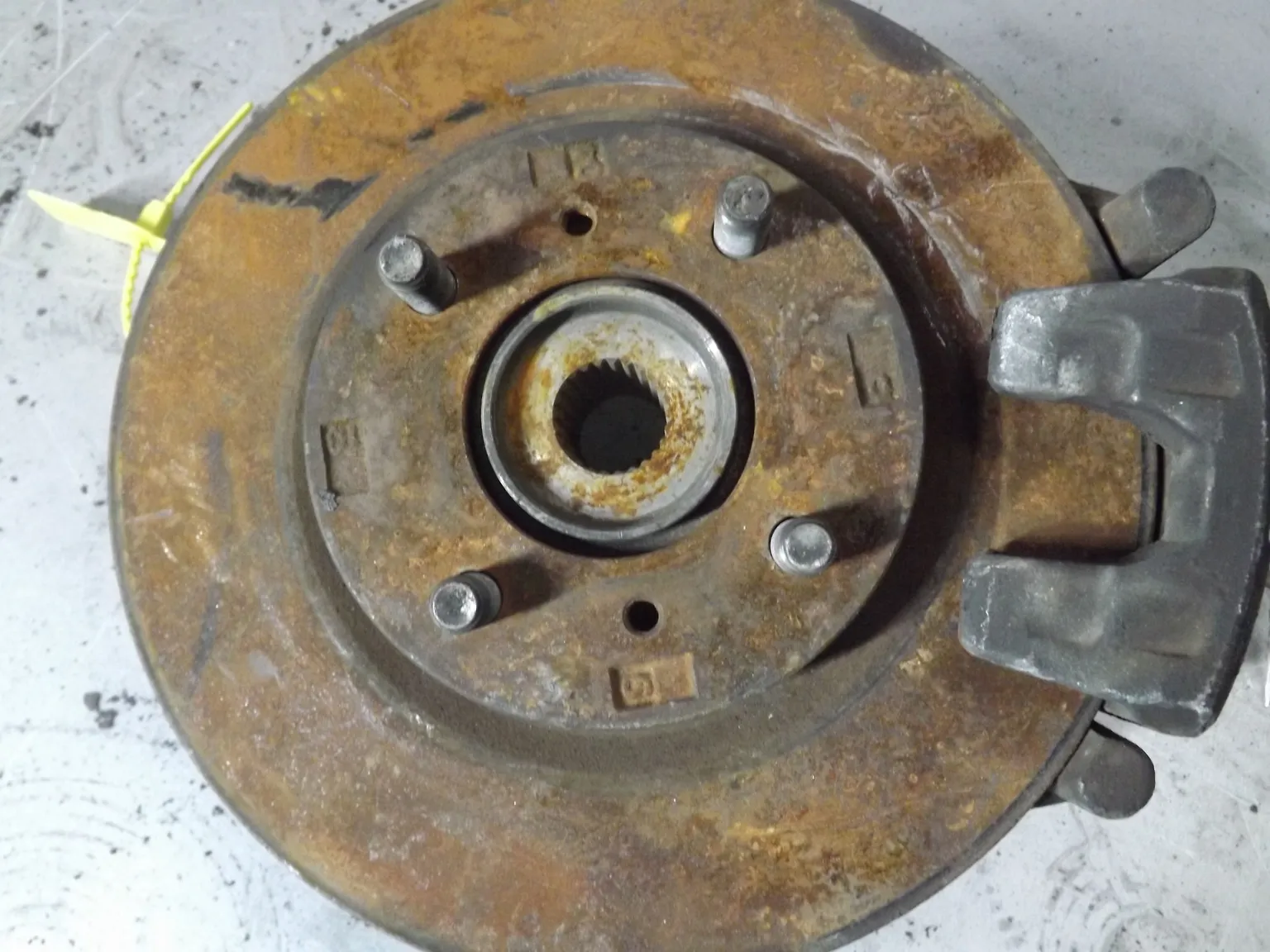 Ступица MITSUBISHI COLT Z21A Перед Прав (Контрaктный) 94603637