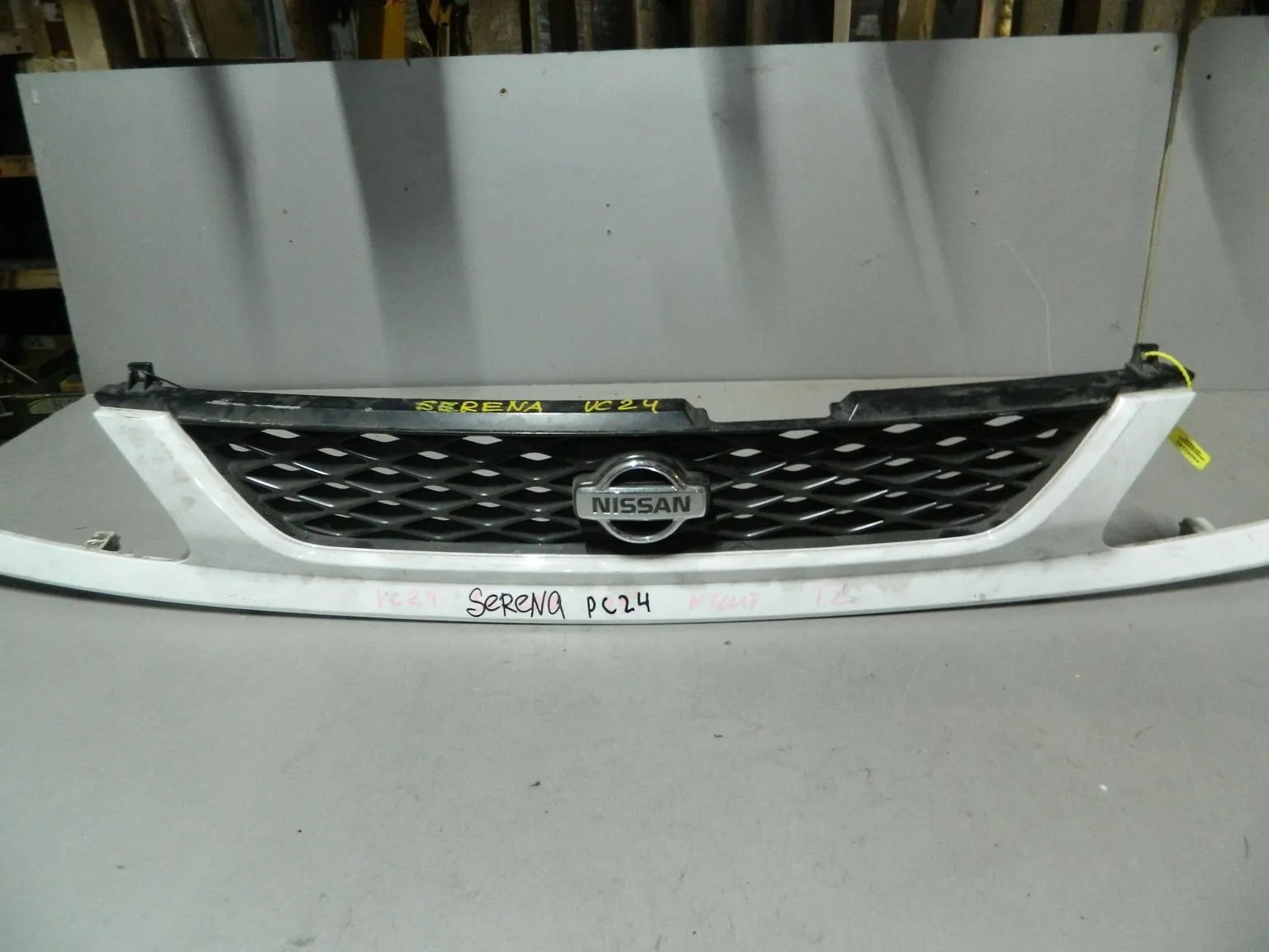 Решетка радиатора NISSAN SERENA PC24 (Контрактный) 79773064