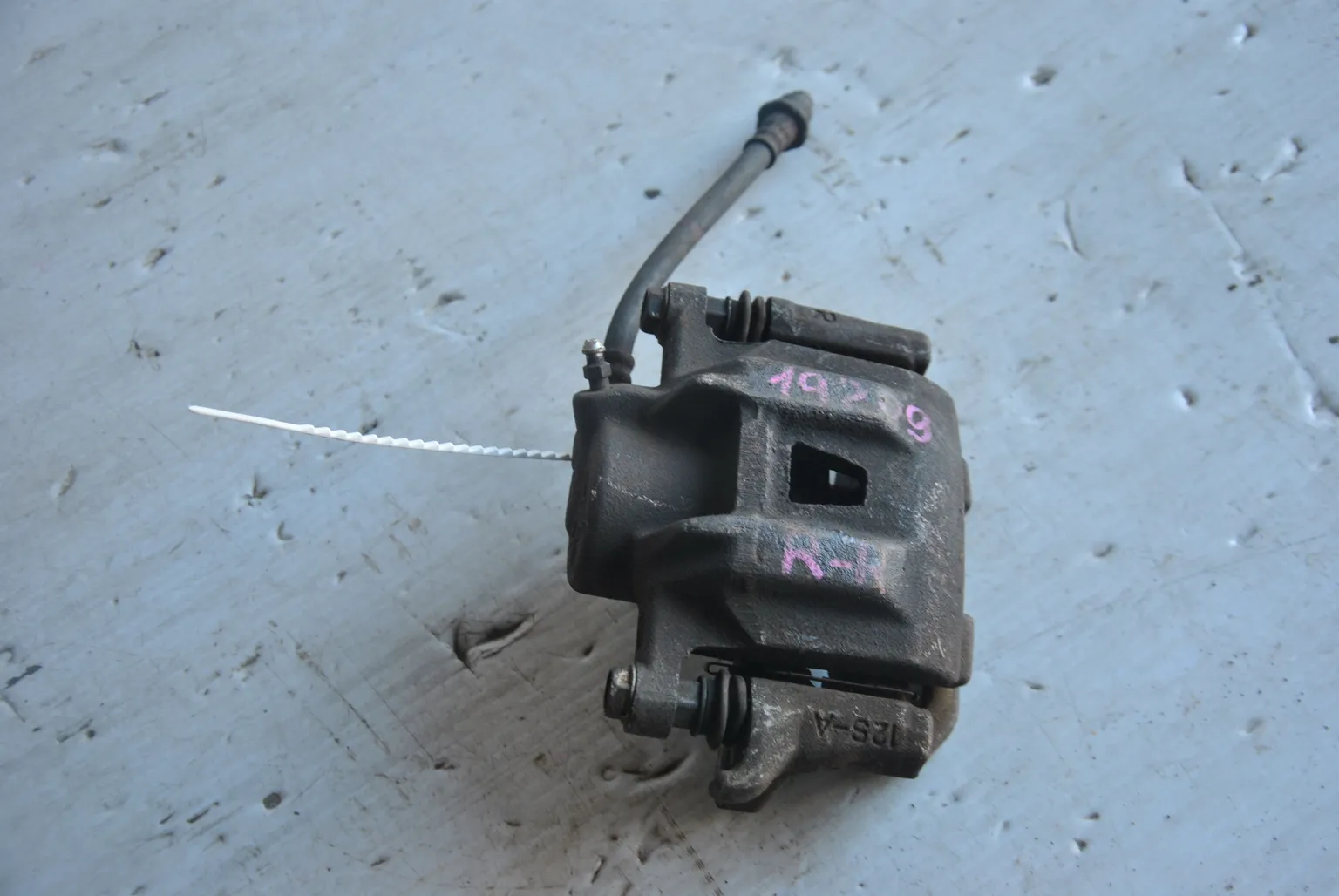 Суппорт TOYOTA ESTIMA ACR30 Зад Прав (Контрактный) 45984323