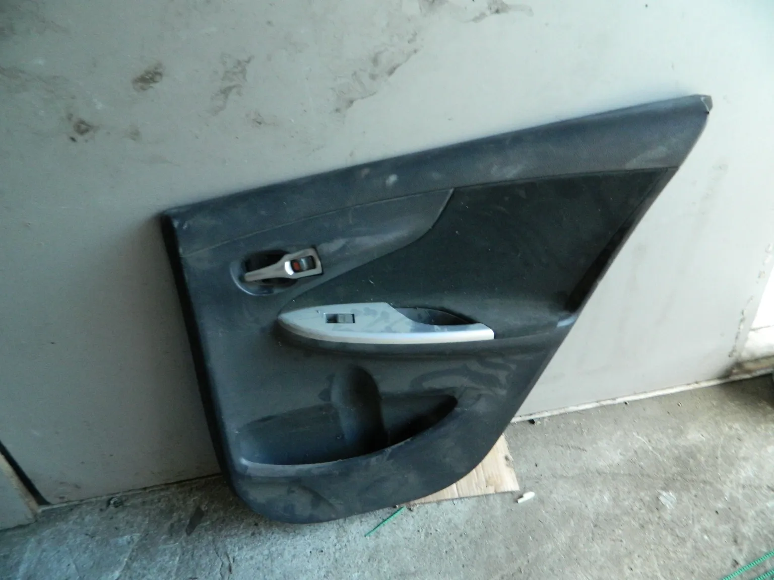 Обшивка двери TOYOTA COROLLA У150 Зад Прав (Б/У) 81530913