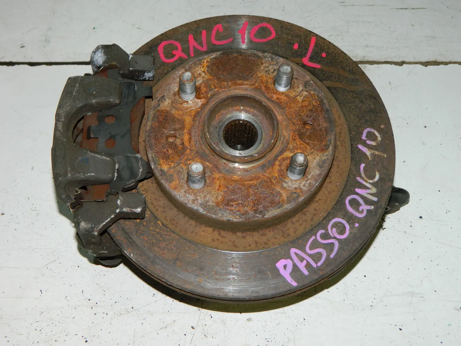 Ступица TOYOTA PASSO QNC10 Перед Лев (Контрактный) 40940820