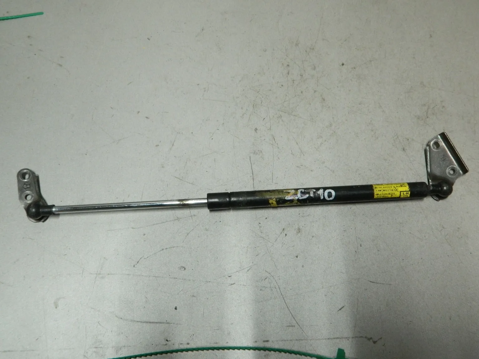 Амортизатор багажника TOYOTA OPA ZCT10 Лев (Контрактный) 81532207