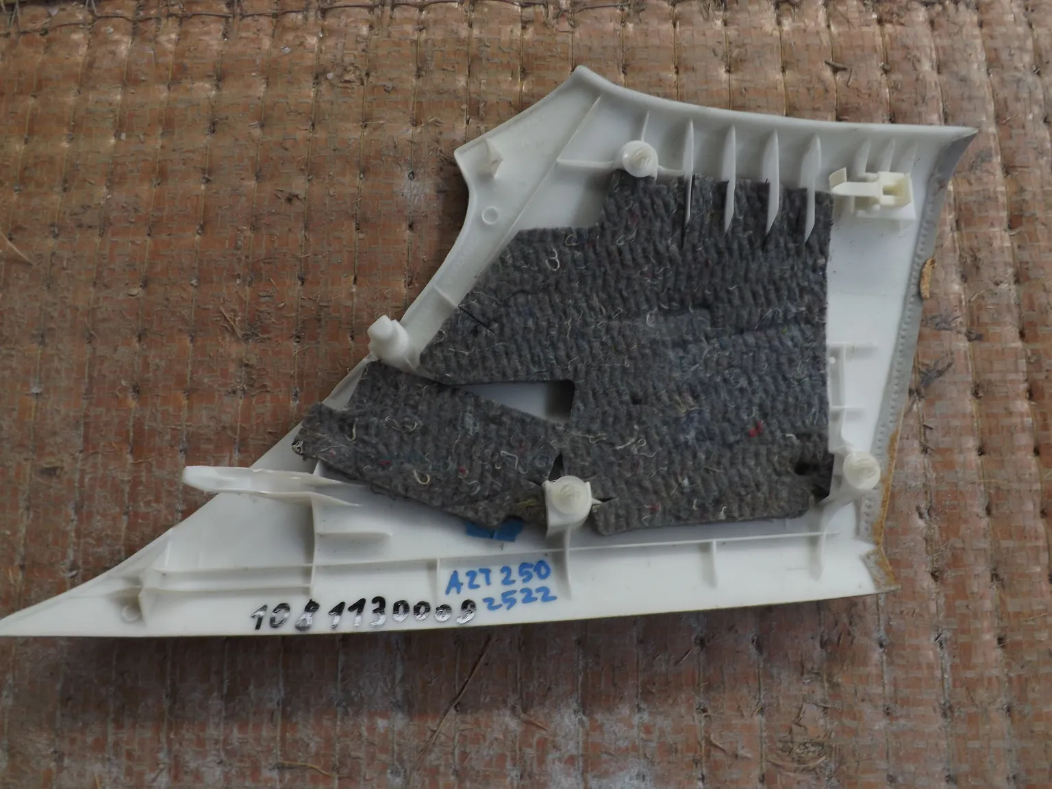 Обшивка задней стойки TOYOTA AVENSIS AZT250 Зад Лев (Контрактный) 1081130009