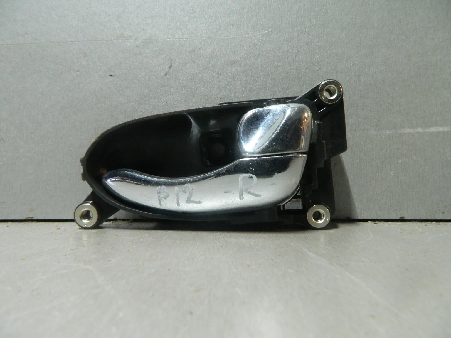 Ручка двери внутренняя NISSAN PRIMERA P12 Прав (Контрактный) 81539829