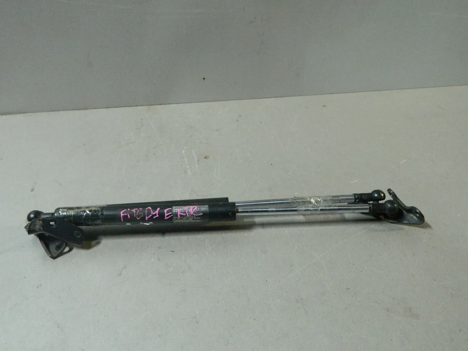 Амортизатор багажника HONDA FIT GD1 (Контрaктный) 81528971