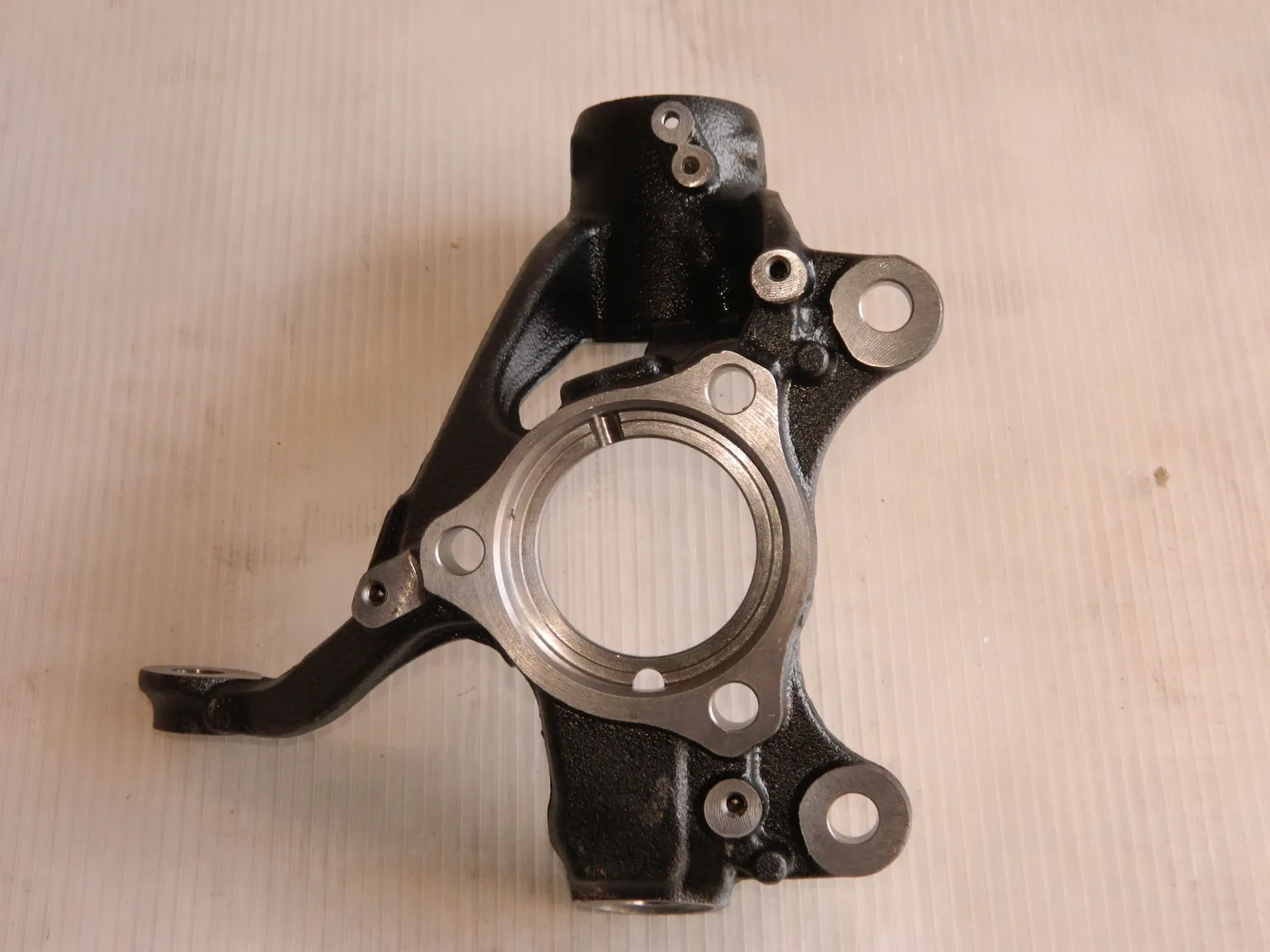 Кулак поворотный GENERAL PARTS 5Q0407256Q AUDI A3 / A3 SPORTBACK (8V) 13-, SKODA OCTAVIA III 13-