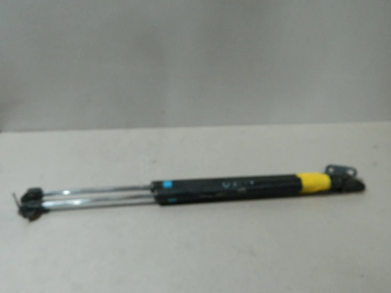 Амортизатор багажника HONDA FIT GD1 (Контрaктный) 81528979