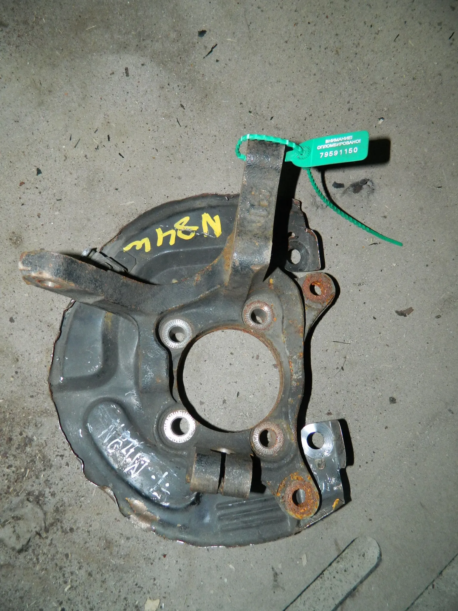 Кулак поворотный MITSUBISHI CHARIOT GRANDIS N84W Перед Лев (Контрактный) 79591150