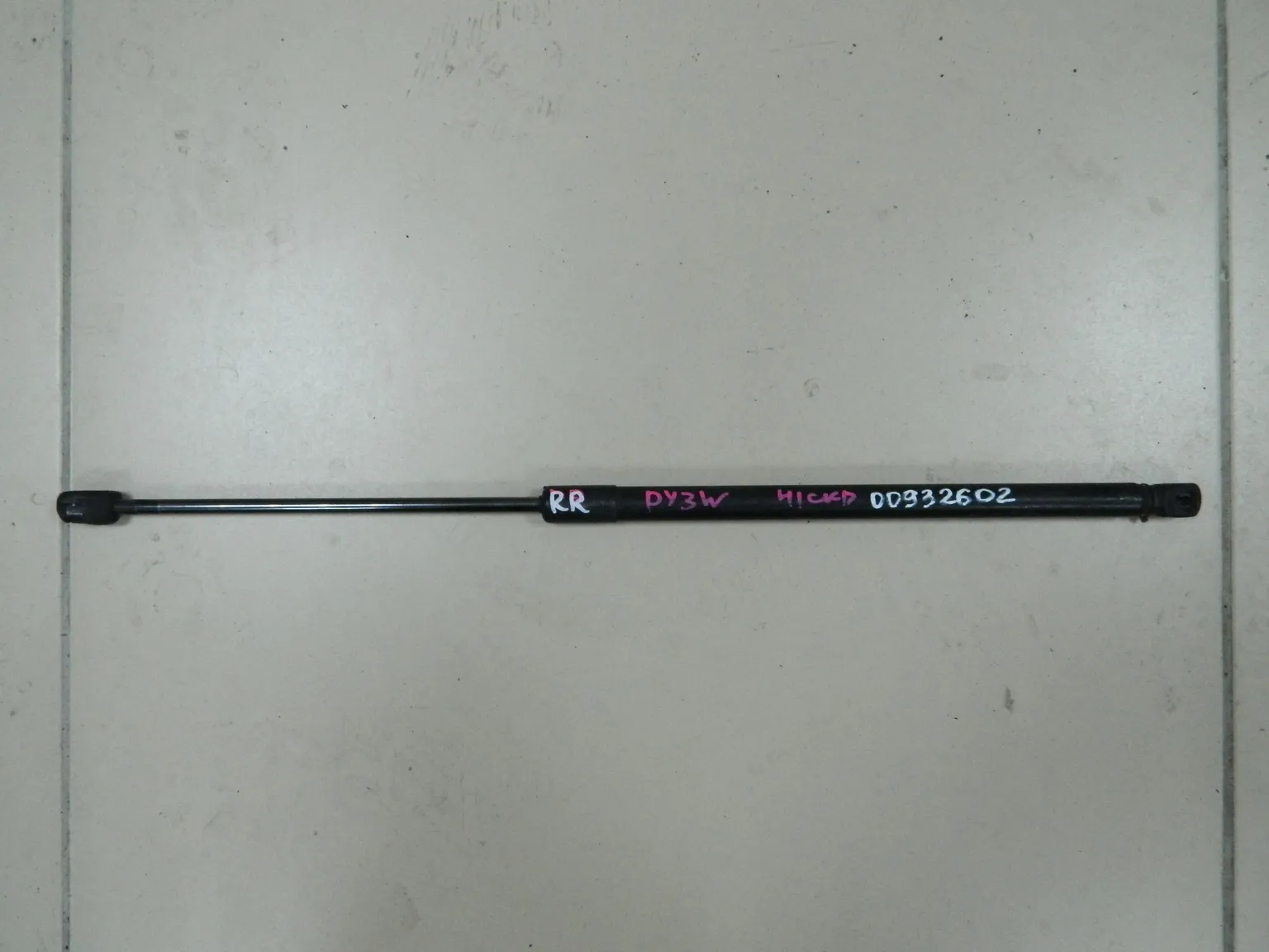 Амортизатор багажника MAZDA DEMIO DY3W Прав (Контрактный) 81528901