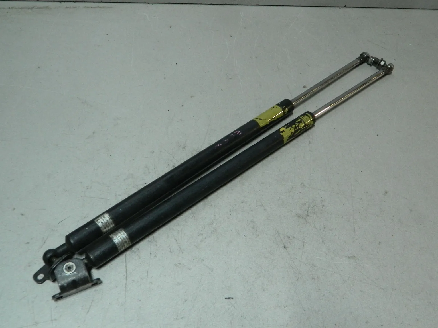 Амортизатор багажника MITSUBISHI LEGNUM EC5W (Контрактный) 81528833