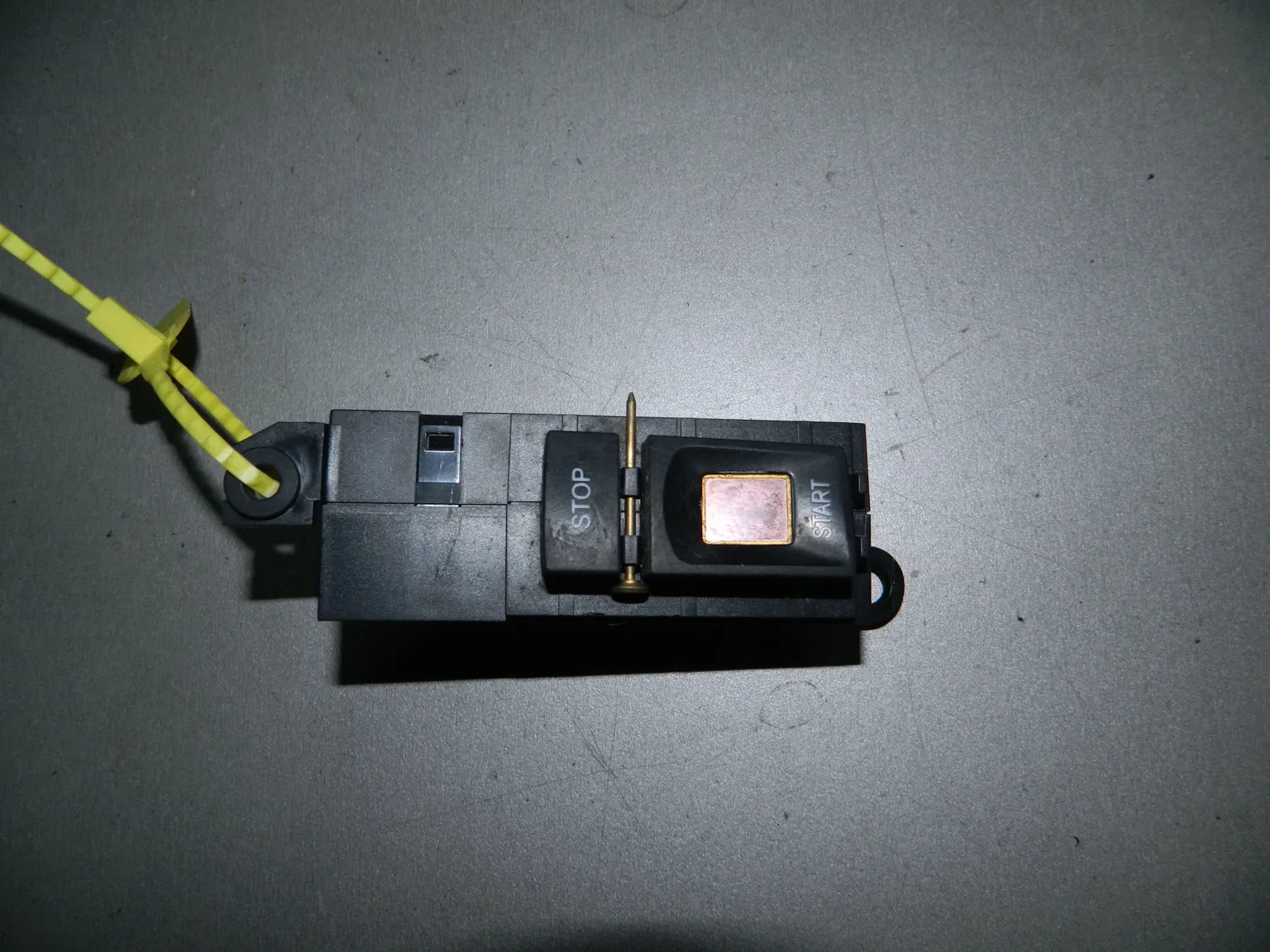 Кнопка запуска двигателя AUDI A8 4E2 (Б/У) 79768129