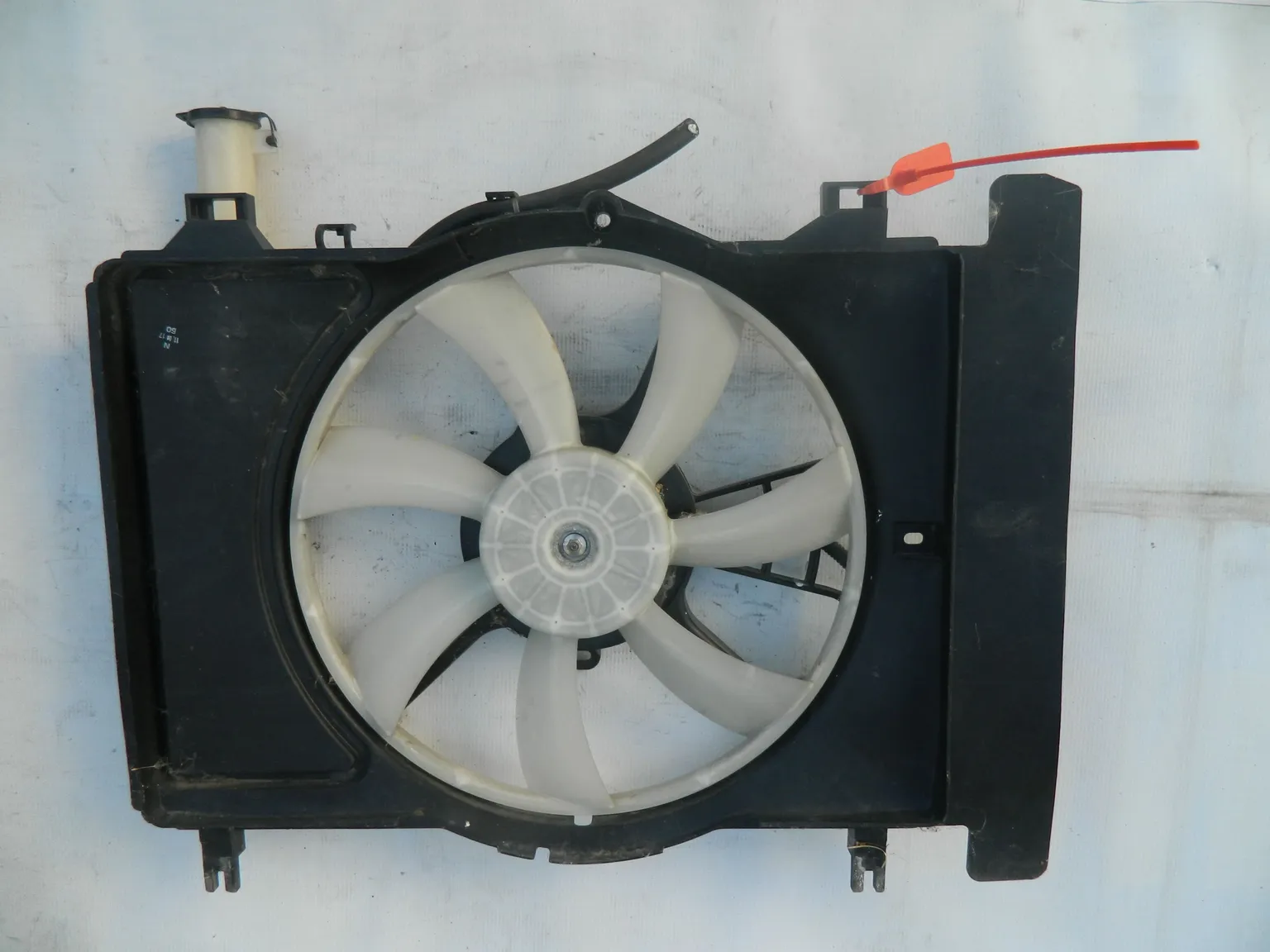 Диффузор радиатора TOYOTA RACTIS NCP120 (Контрактный) 72355301