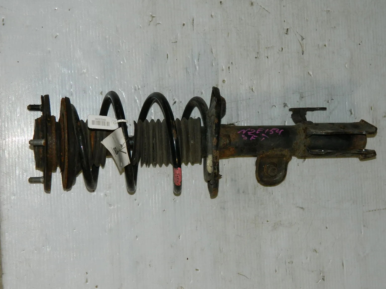 Стойка подвески TOYOTA AURIS NZE154 Перед Лев (Контрактный)