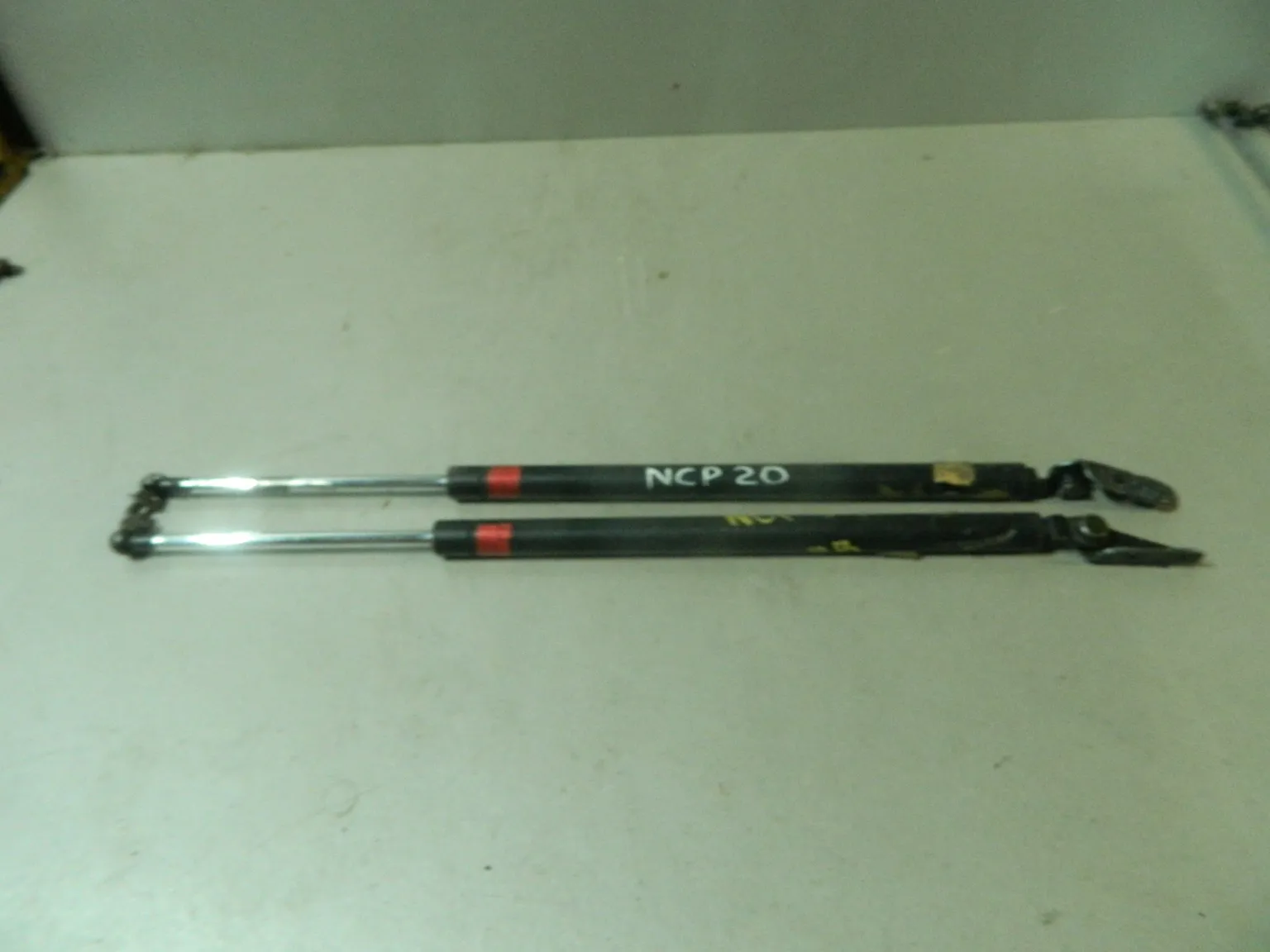 Амортизатор багажника TOYOTA FUNCARGO NCP20 (Контрактный) 81532234