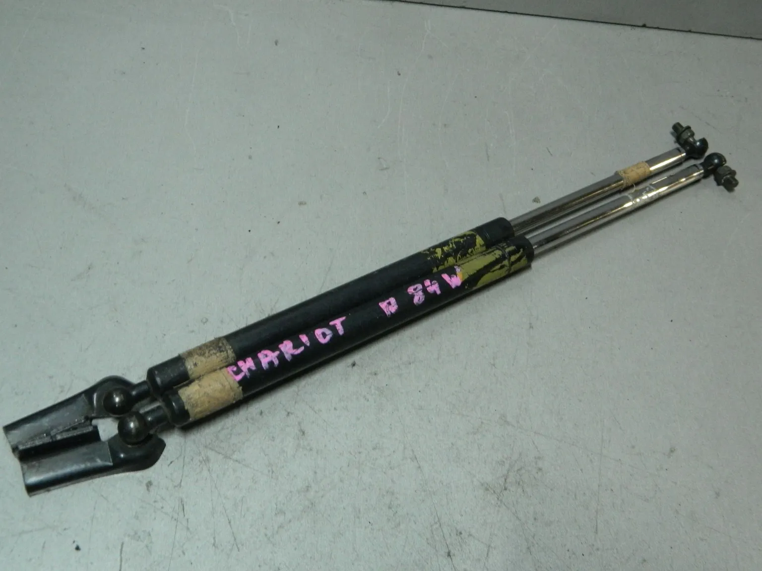 Амортизатор багажника MITSUBISHI CHARIOT GRANDIS N84W (Контрактный) 81528843