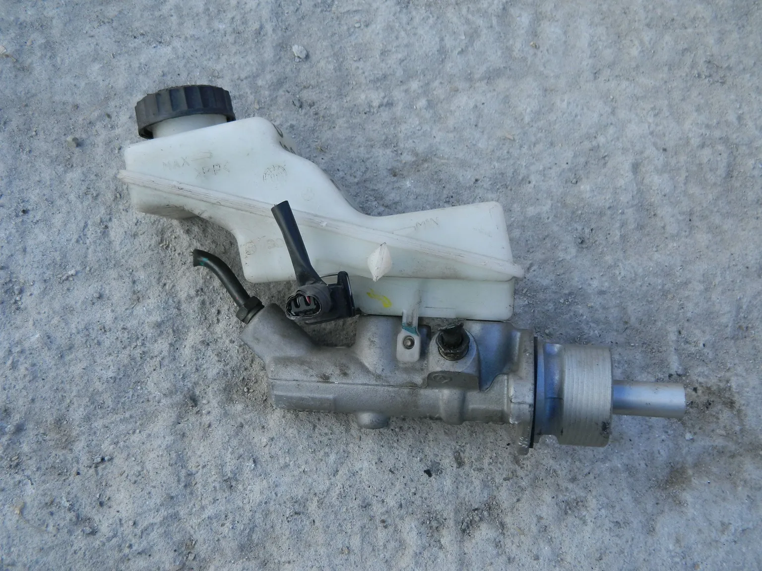 Главный тормозной цилиндр TOYOTA AVENSIS AZT250 (Контрактный) 37550760