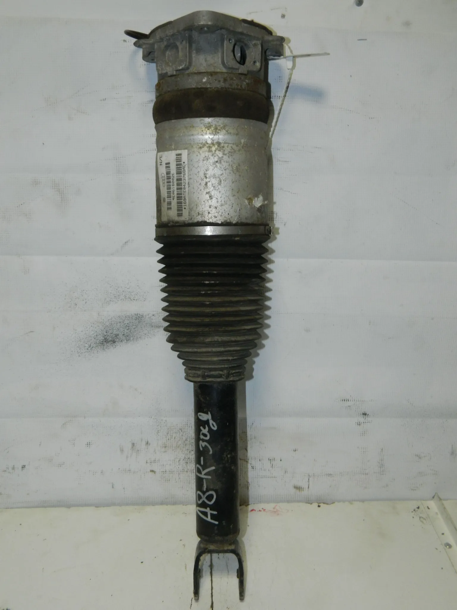 Стойка подвески AUDI A8 4E2 Зад Лев (Контрактный) 45976241 4E0616002E