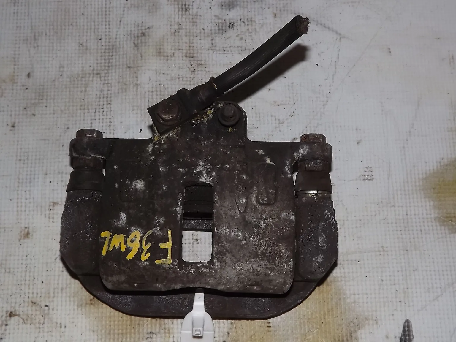 Суппорт MITSUBISHI DIAMANTE F36W Зад Лев (Контрактный) 35017430