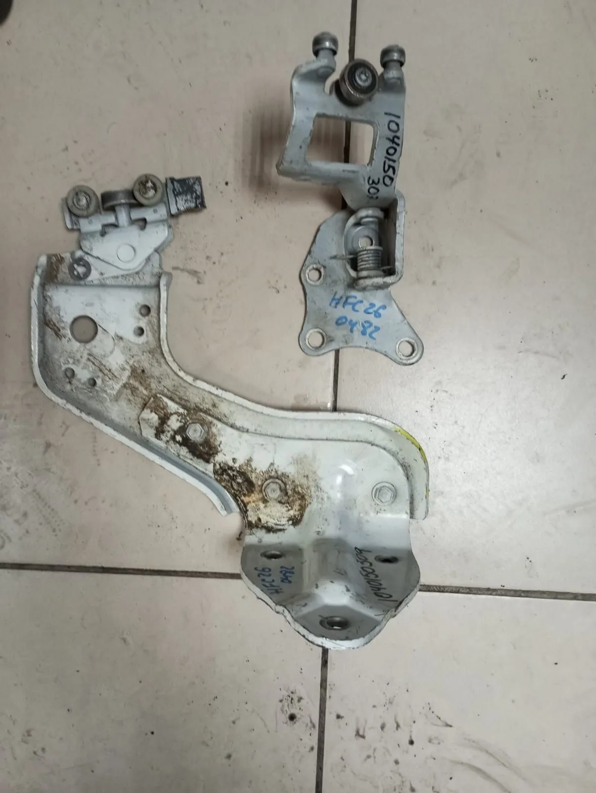 Ролик раздвижной двери NISSAN SERENA HFC26 Зад Лев (Контрактный) 1040150307