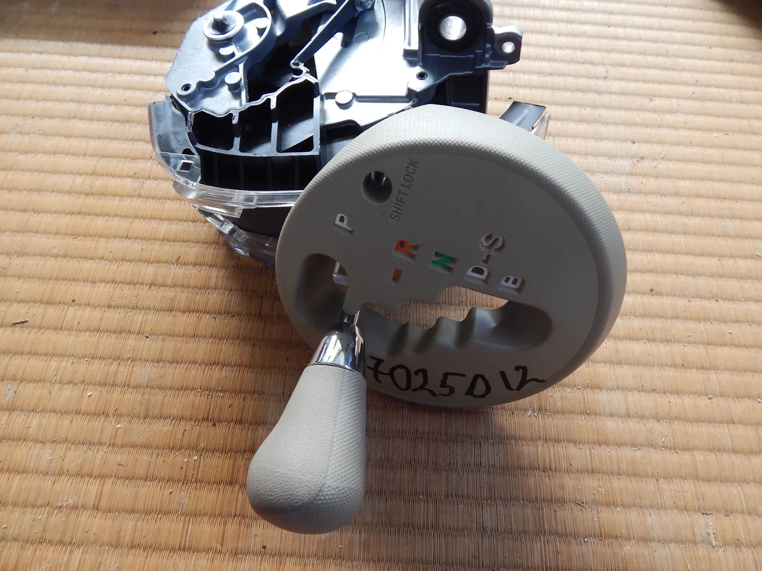 Ручка переключения АКПП Toyota Sienta NCP81 (контрактный) 37025012