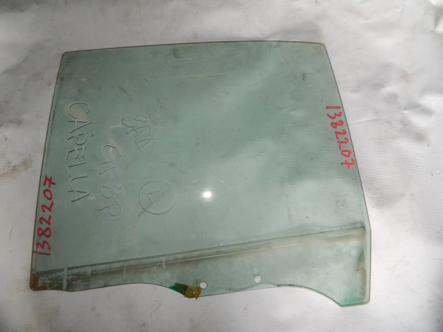 Стекло двери MAZDA CAPELLA GF8P Задн. Лев (Контрактный) 1382207