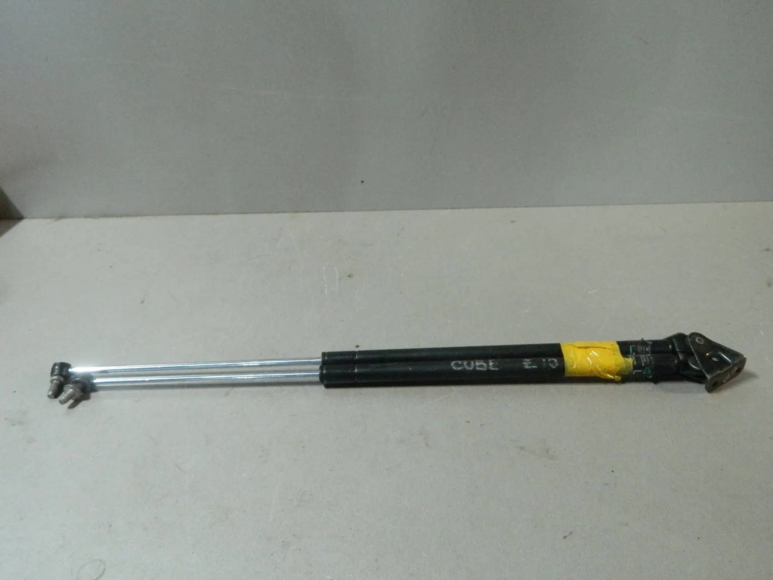 Амортизатор багажника NISSAN CUBE Z10 (Контрактный) 81532152