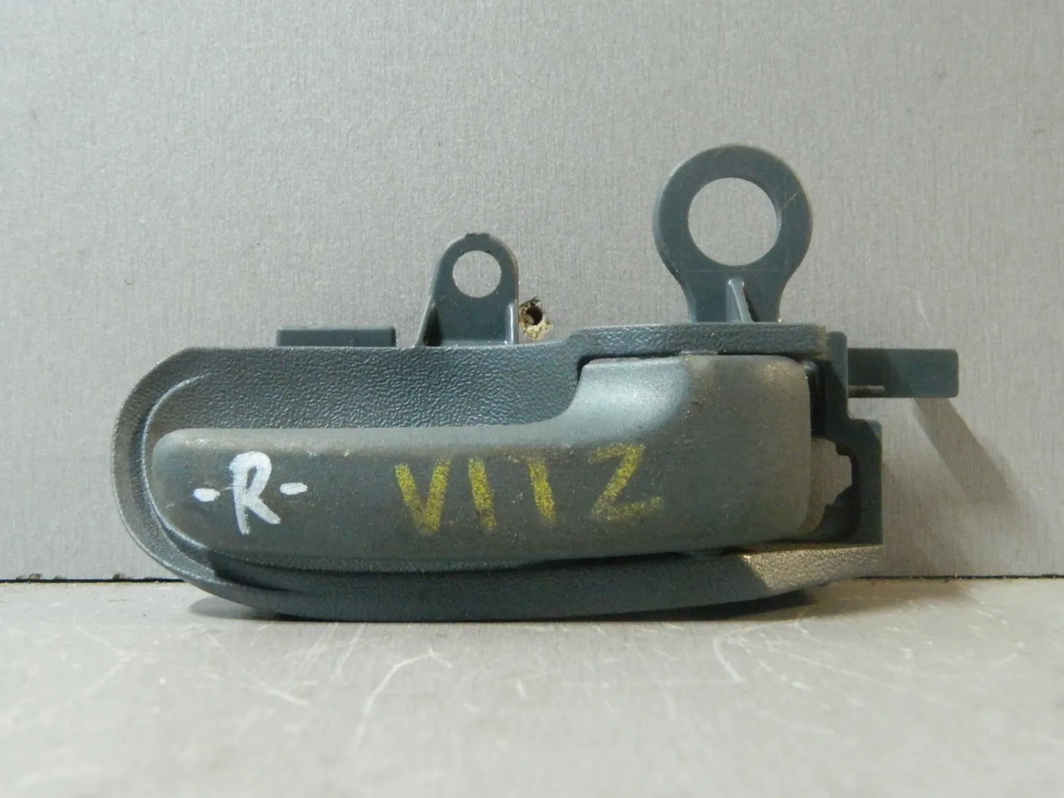 Ручка двери внутренняя TOYOTA VITZ SCP10 Прав (Контрактный) 81528372