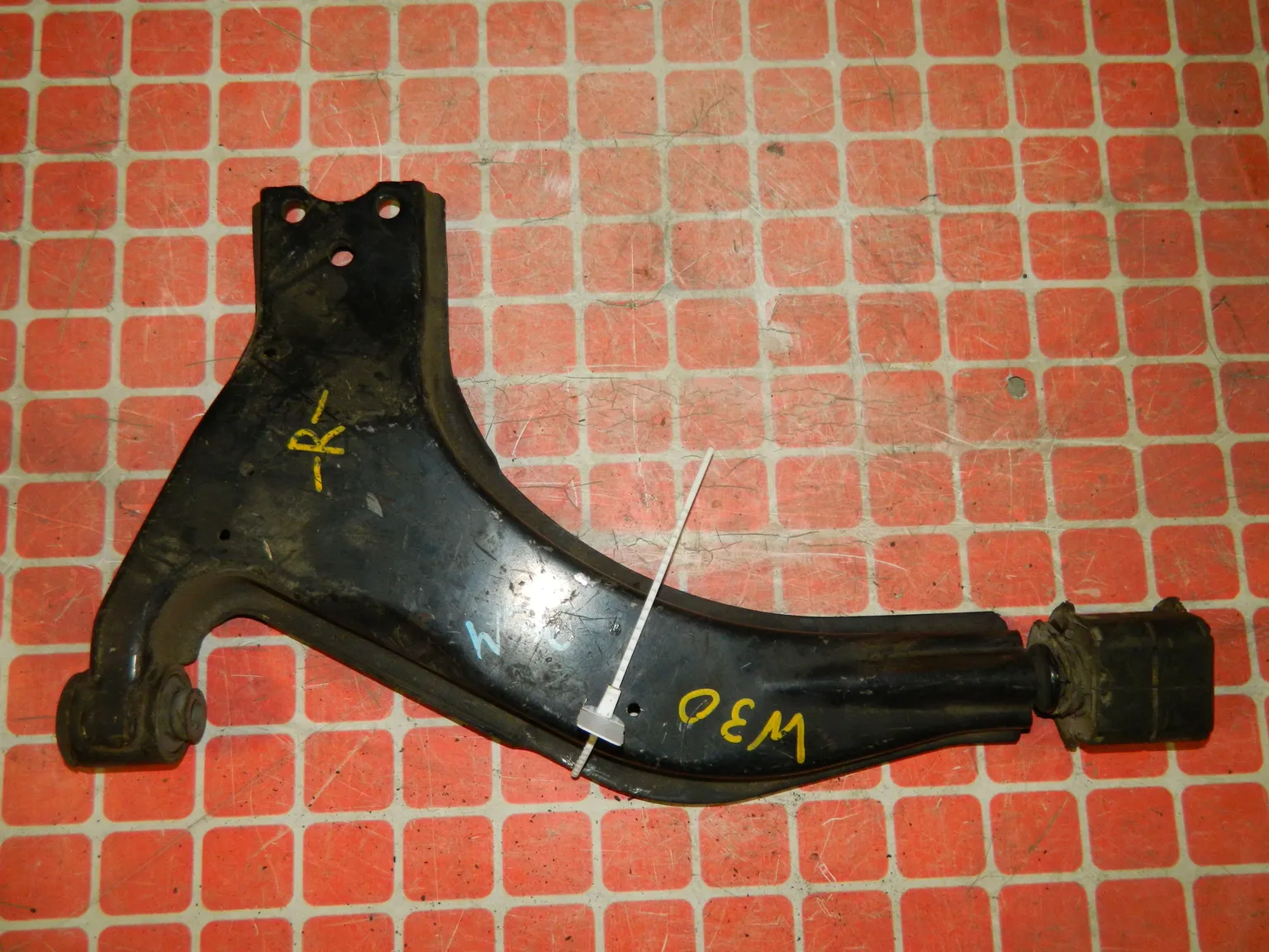 Рычаг подвески NISSAN LARGO W30 Перед Прав (Контрактный) 45990122