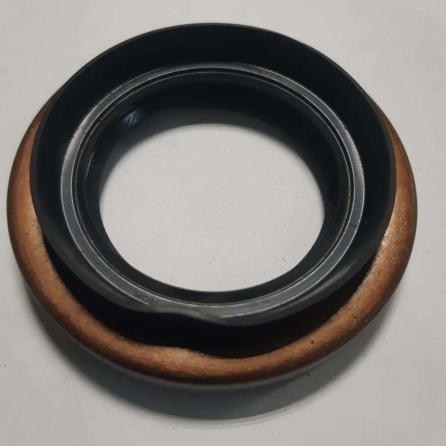 Сальник NOK BH2992E Hilux,Corolla,Carina 35x63x10x16,5 9031135032