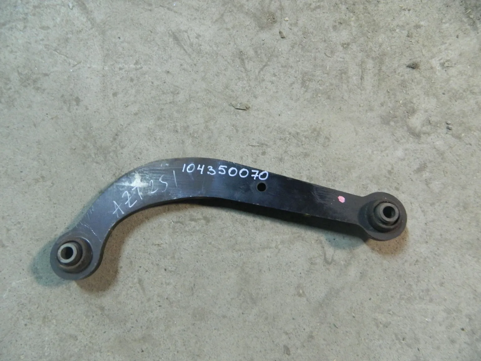Рычаг подвески TOYOATA AVENSIS AZT251 Зад (Контрактный) 104350070