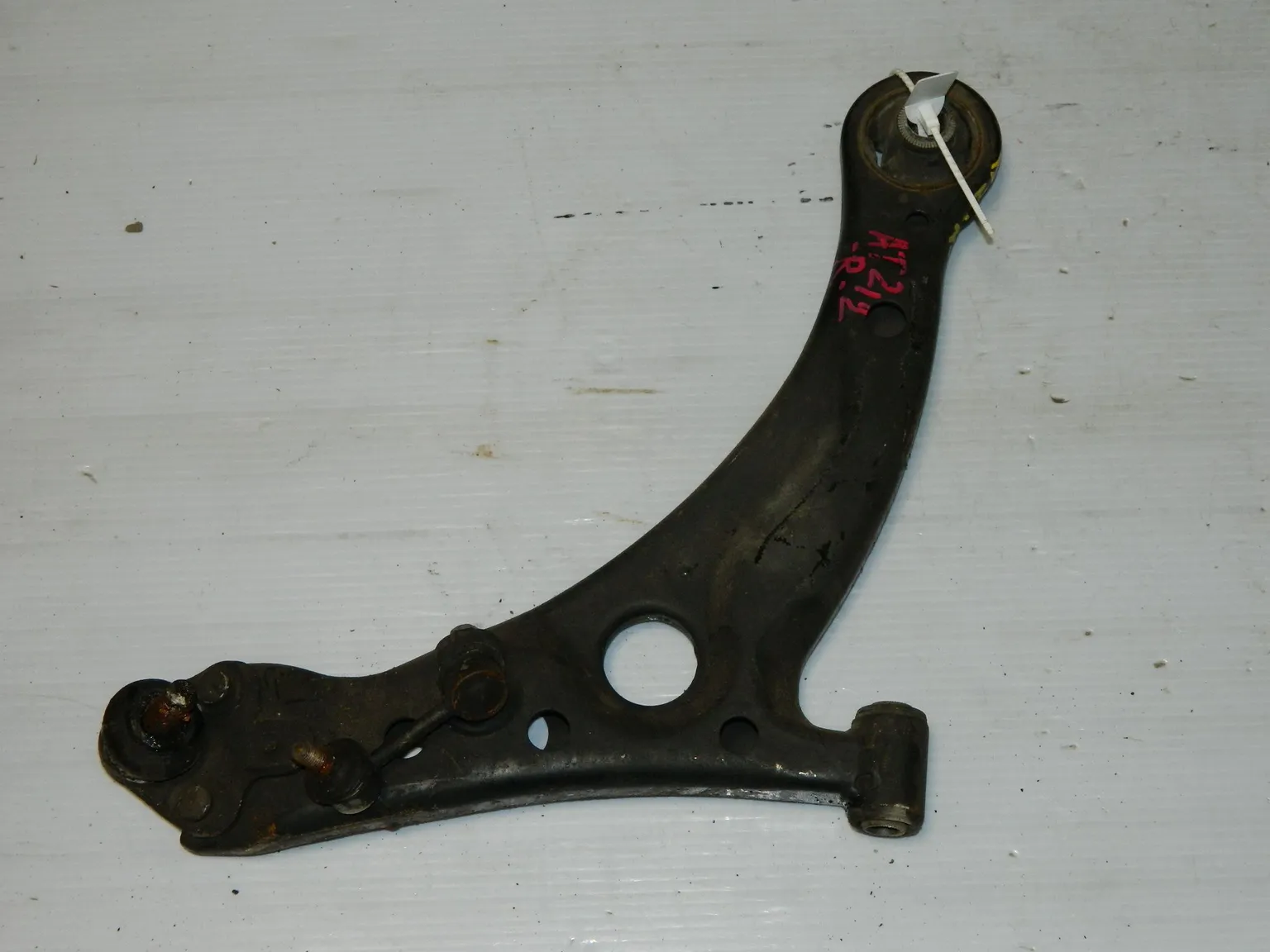 Рычаг подвески TOYOTA CARINA AT212 Перед Прав (Контрактный)