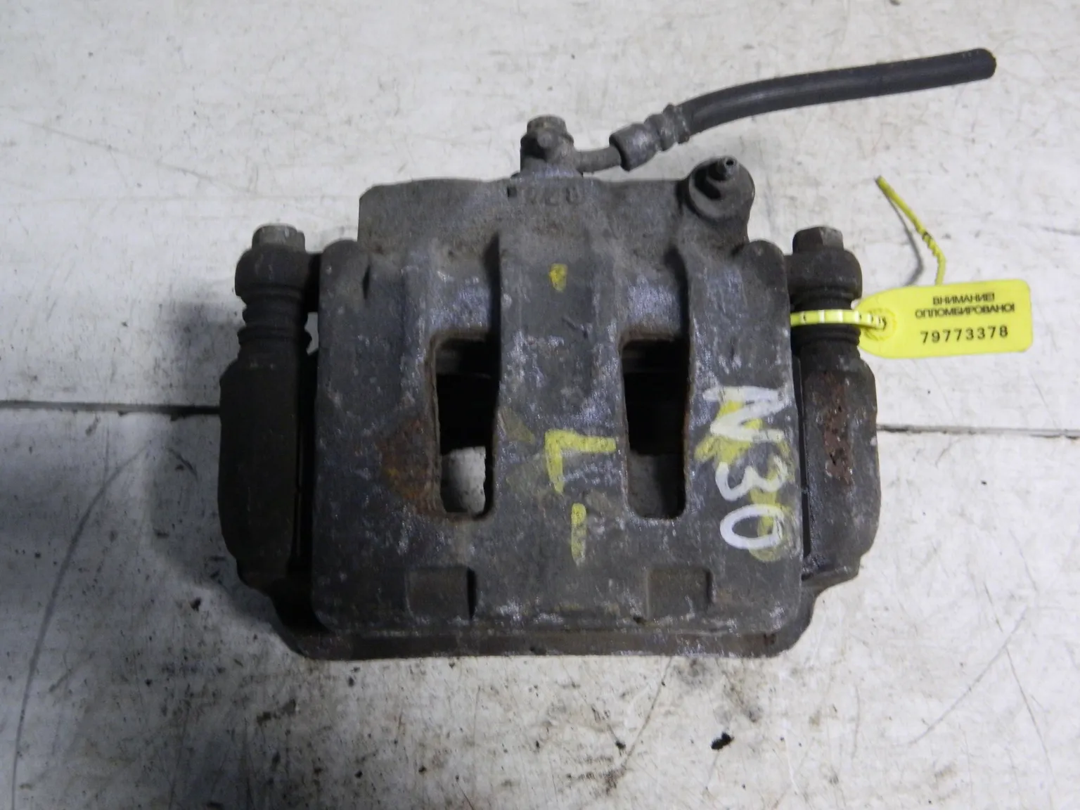 Суппорт тормозной NISSAN RNESSA N30 Перед Лев (Контрактный) 79773378