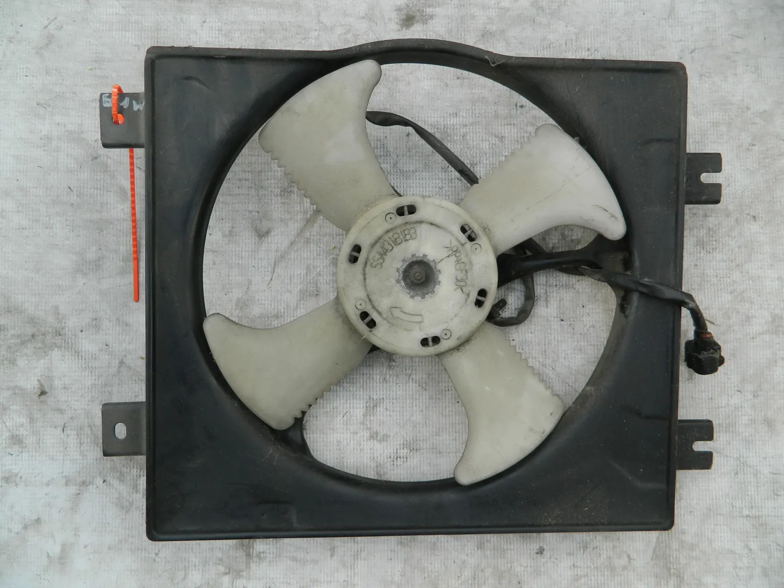 Диффузор радиатора MITSUBISHI DIAMANTE F31A (Контрактный) 72367933