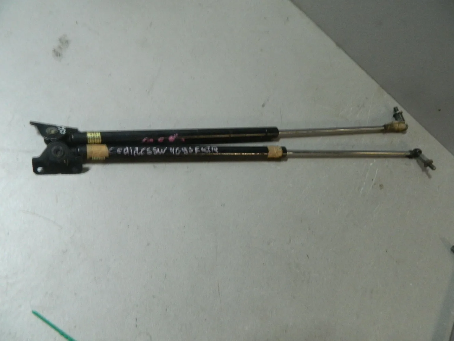 Амортизатор багажника MITSUBISHI LANCER CEDIA CS5W (Контрактный) 81528879