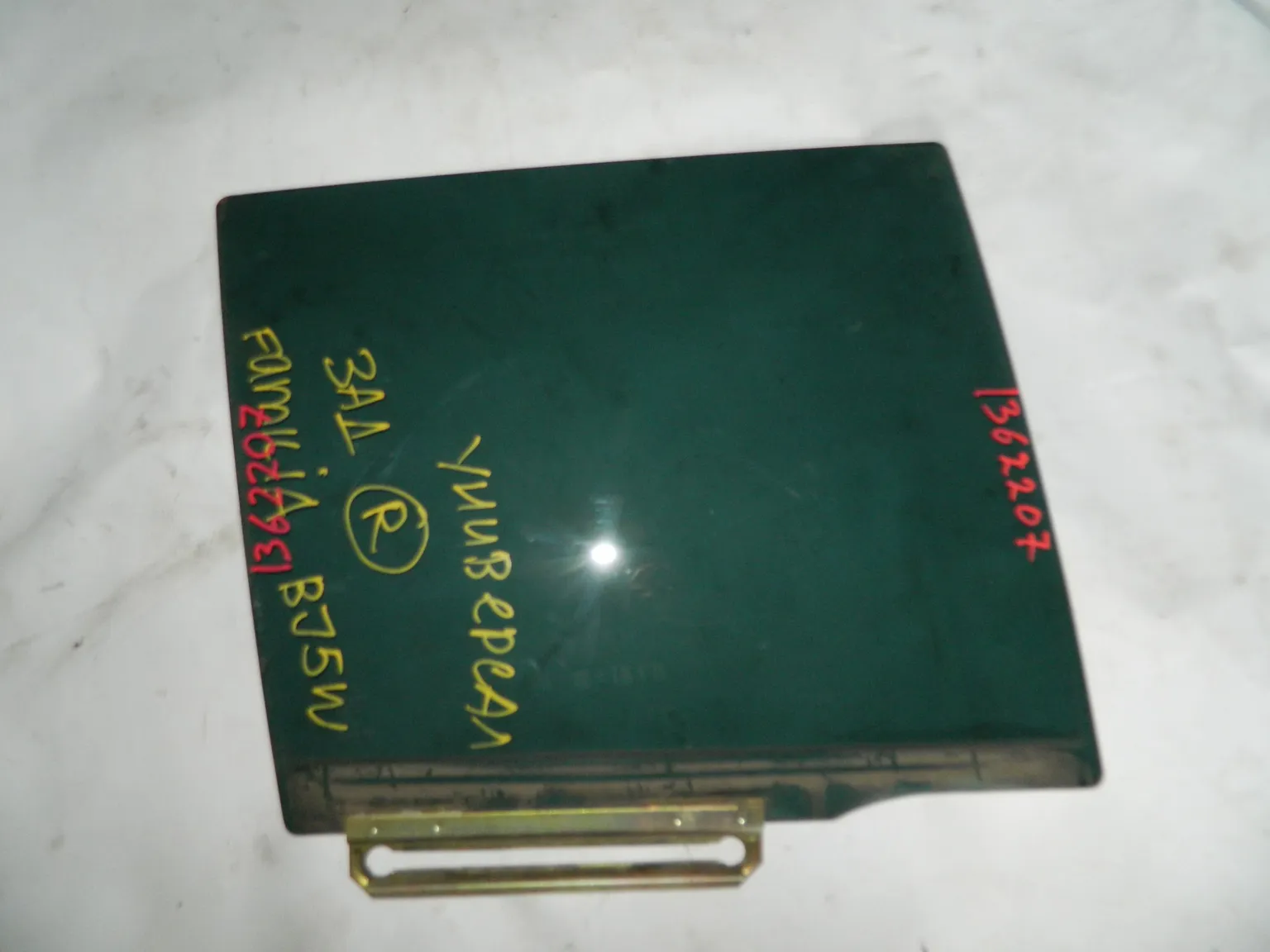 Стекло двери MAZDA FAMILIA BJ5W Задн. Прав (Контрактный) 1362207