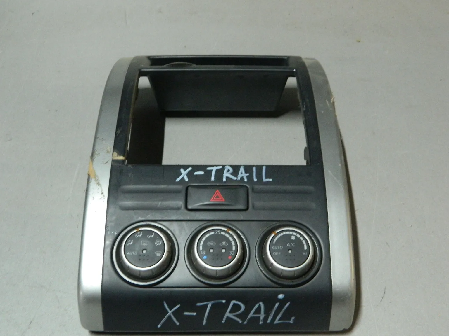 Блок управления климат-контролем NISSAN X-TRAIL NT31 (Контрактный) 81540395 27500JG015