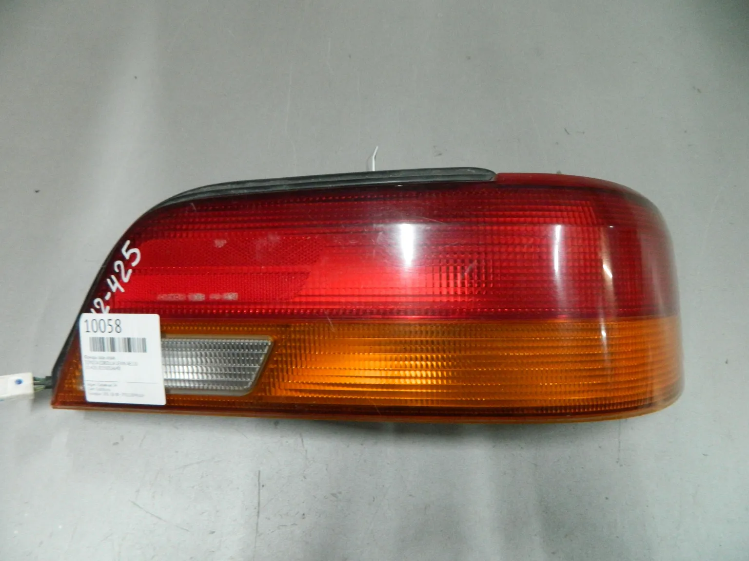 Фонарь TOYOTA COROLLA LEVIN AE111 Зад Прав 12425 (Контрактный) 03344377