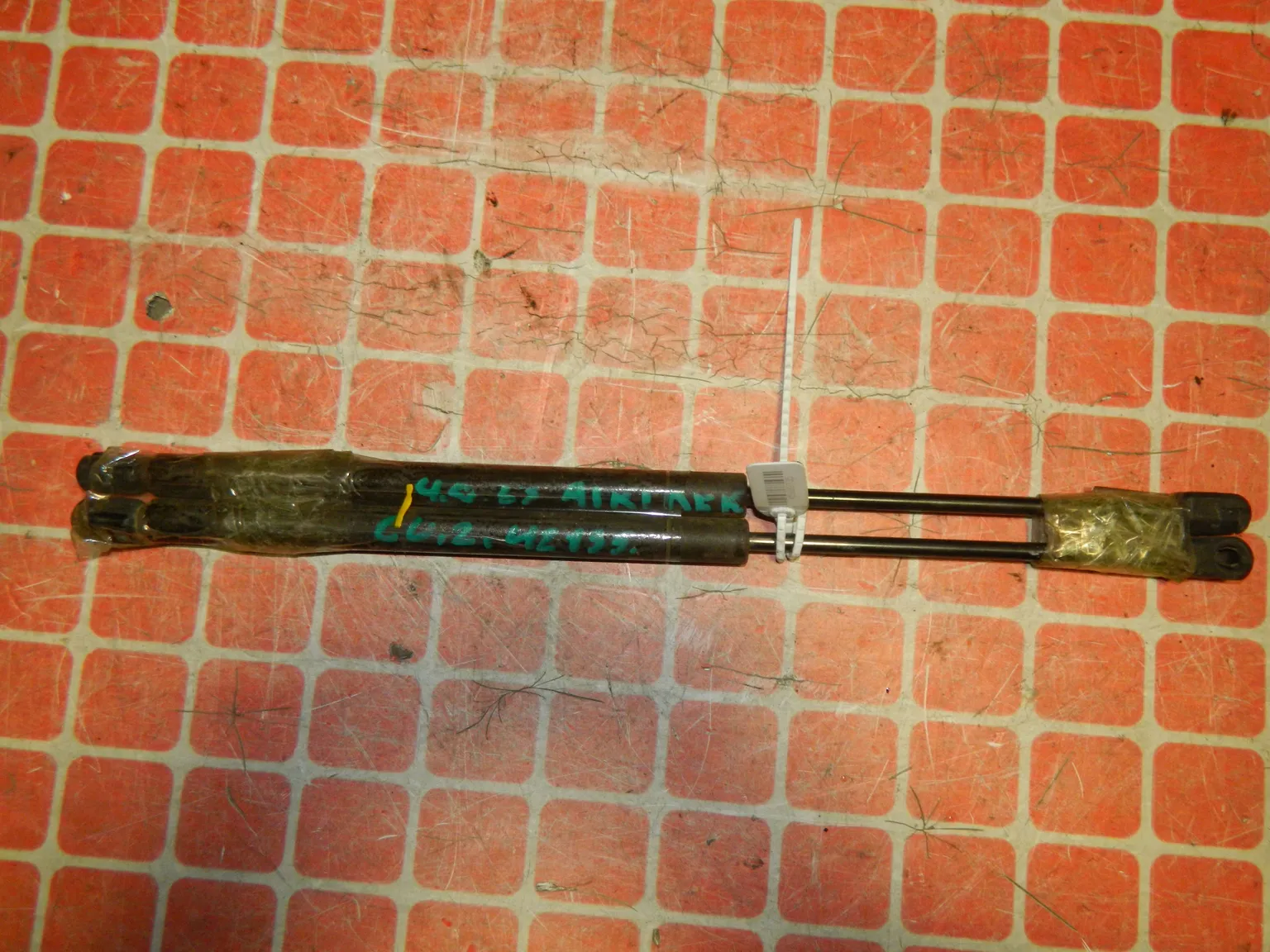 Амортизатор 5-й двери MITSUBISHI AIRTREK CU2 (Контрактный) 45980735