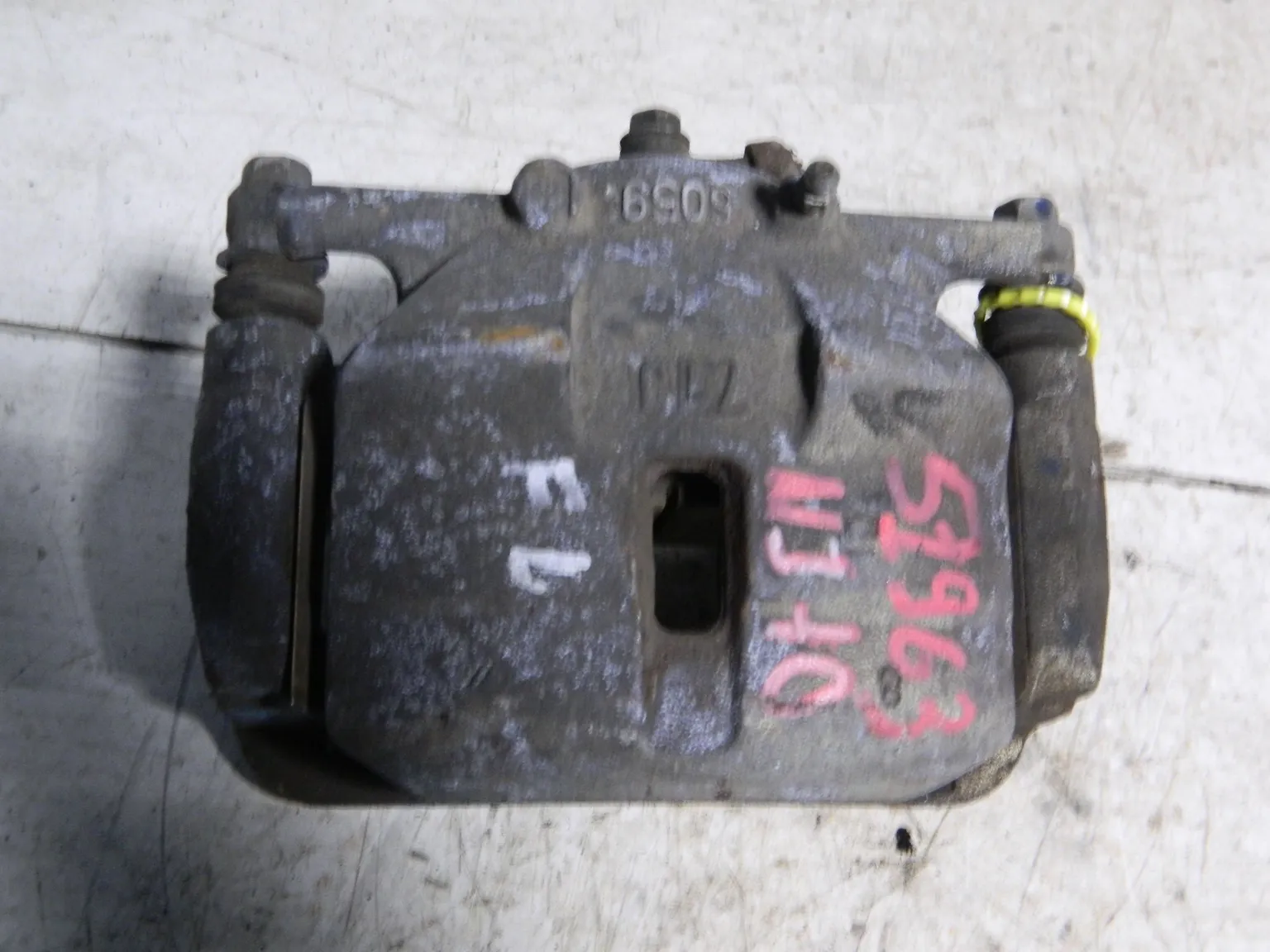 Суппорт NISSAN QASHQAI NJ10 Перед Лев (Контрактный) 79773377