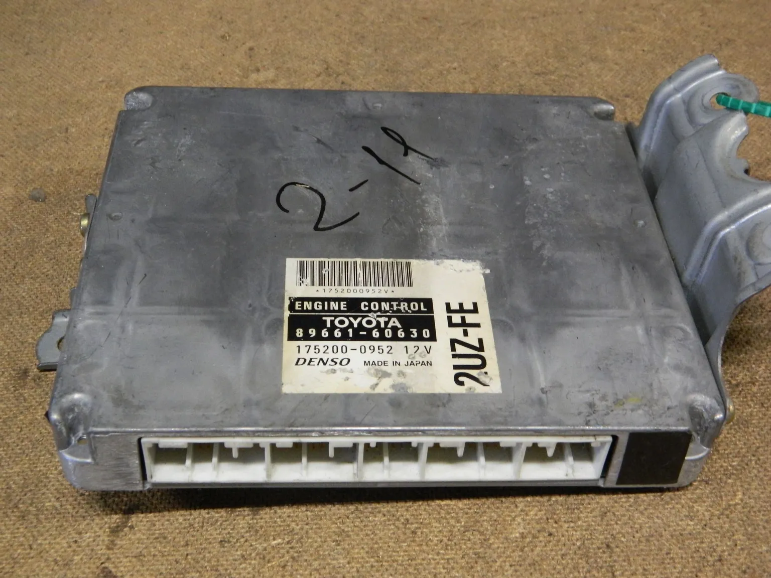 Блок управления ДВС TOYOTA LAND CRUISER 2UZFE (Контрактный) 79590376