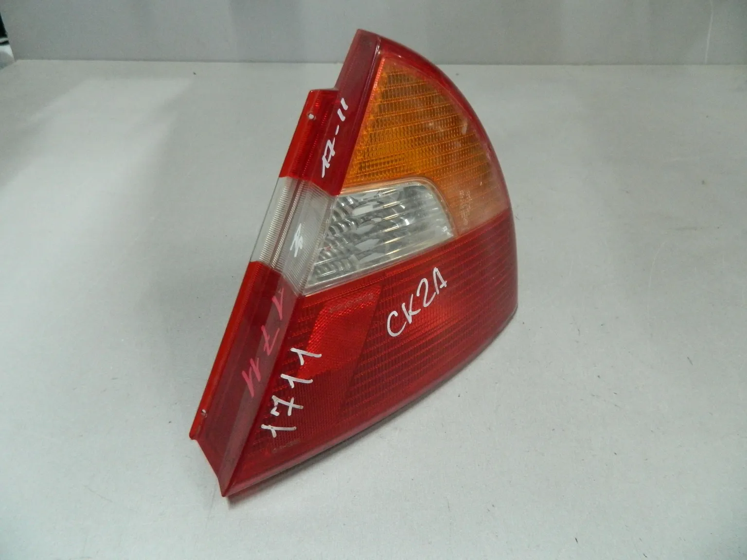 Фонарь MITSUBISHI LANCER CK2A Зад Прав (Контрактный) 68000971