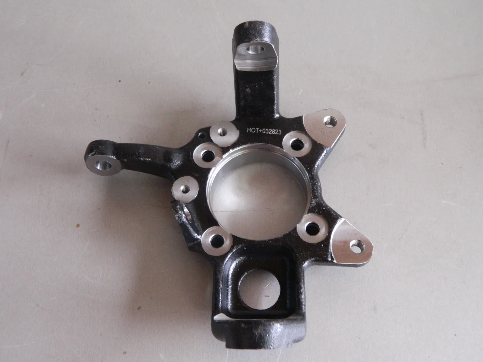 Кулак поворотный GENERAL PARTS 3870A022 MITSUBISHI PAJERO V8/9#W 06- Перед Прав