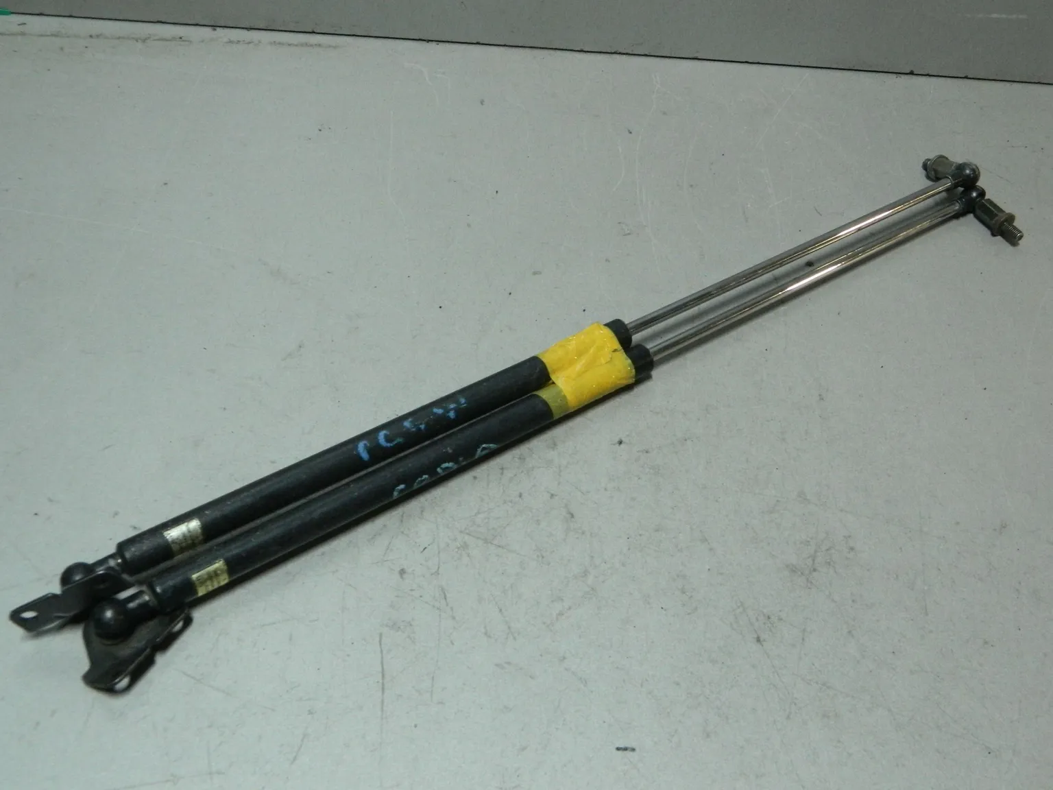 Амортизатор багажника MITSUBISHI LANCER CEDIA CS5W (Контрактный) 81528842