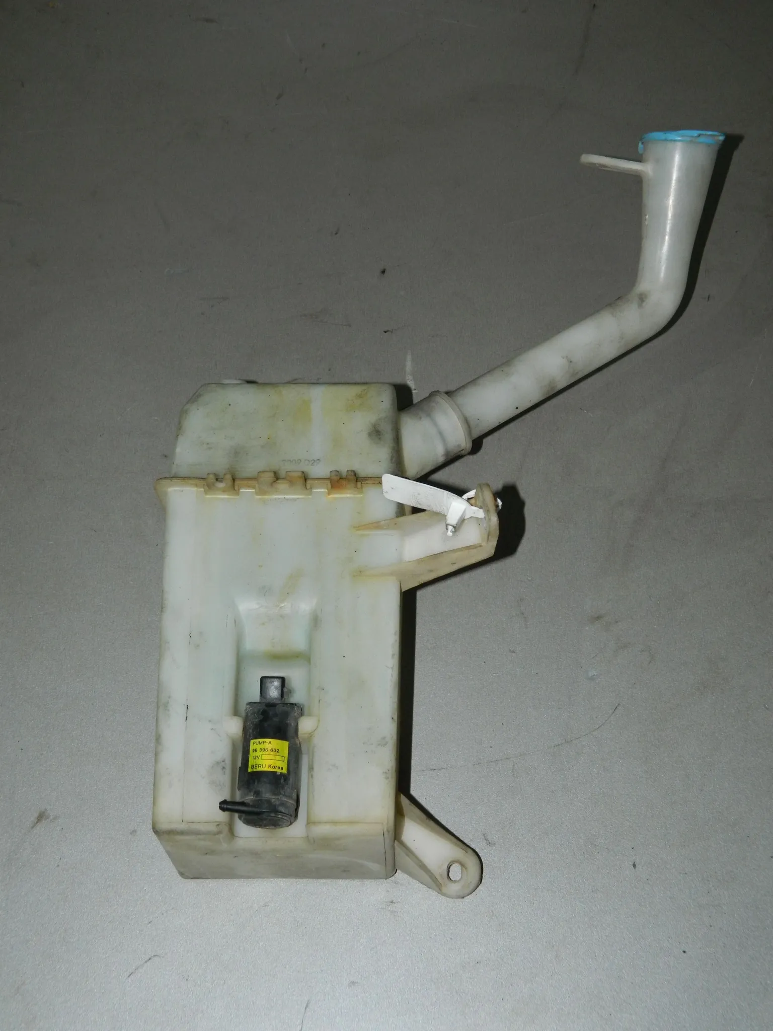 Бачок омывателя CHEVROLET LACETTI J200 F16D3 (Б/У) 35020245