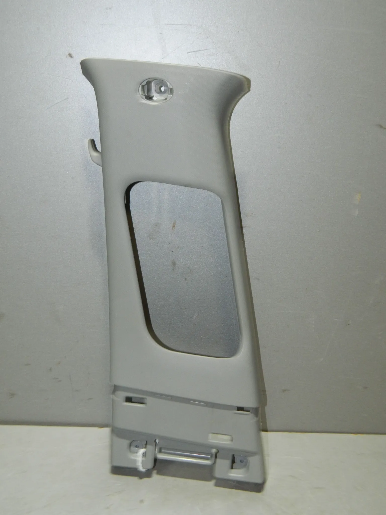 Обшивка средней стойки Kia Sportage QL Верх. Лев (Б/У)