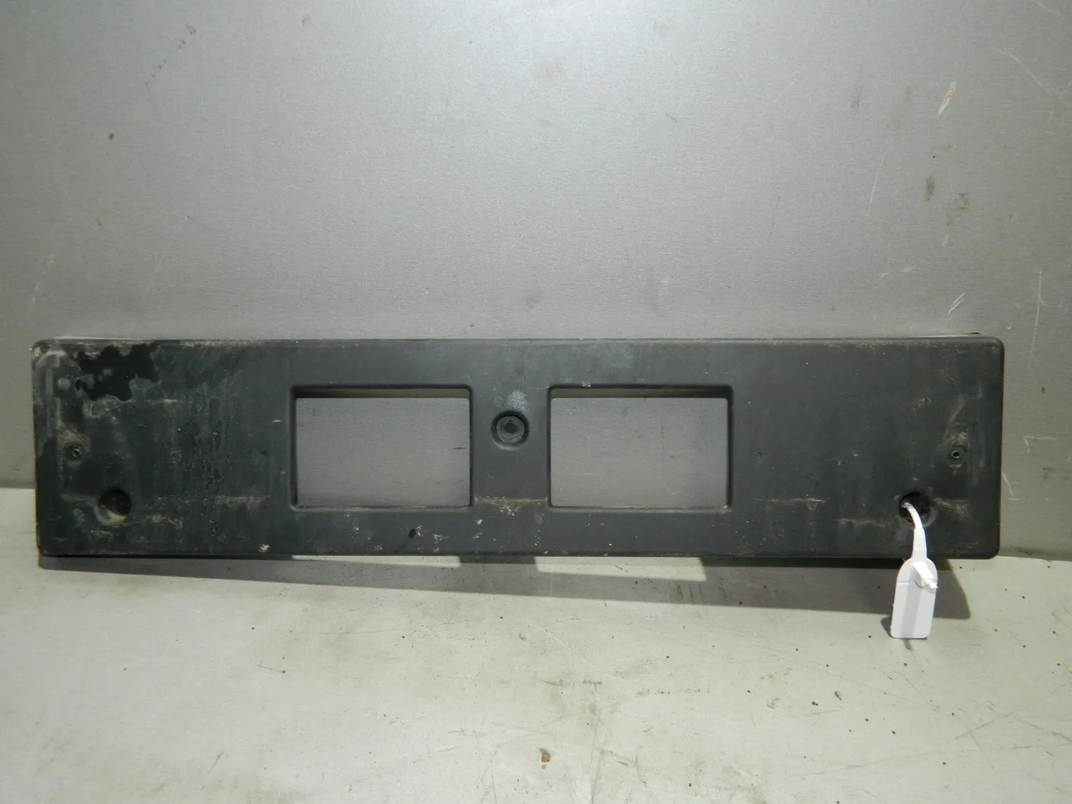 Рамка номерного знака Kia Sportage QL Перед (Б/У)