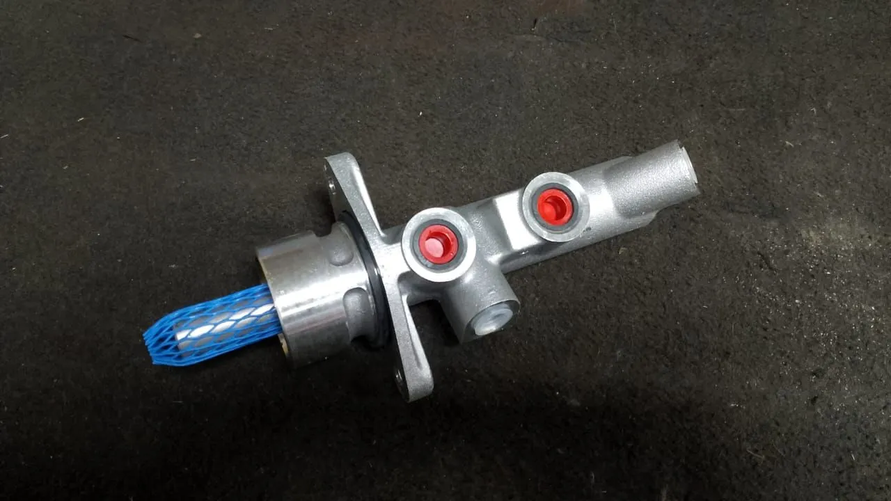 Главный тормозной цилиндр TOYOTA AVENSIS AZT250 050648