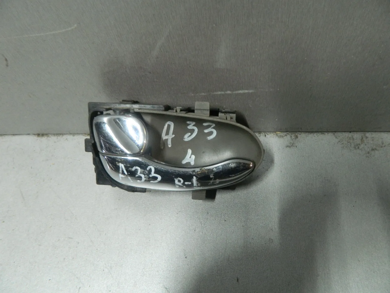 Ручка двери внутренняя NISSAN CEFIRO A33 Зад Лев (Контрактный) 81539821